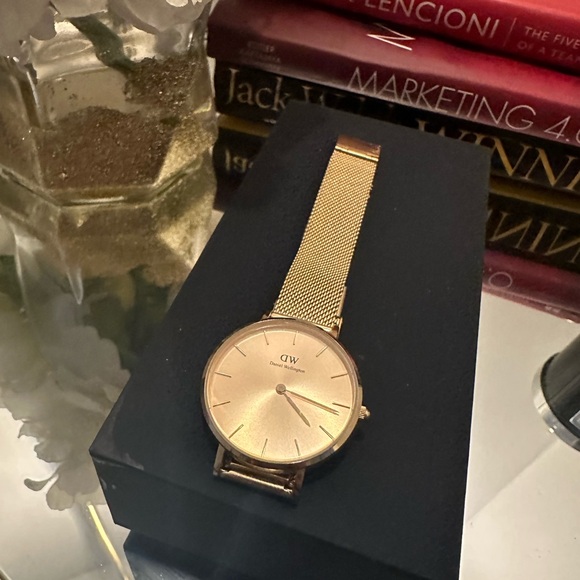🕐 Great Condition 32mm Unitone Daniel Wellington Watch in Gold - Picture 5 of 11